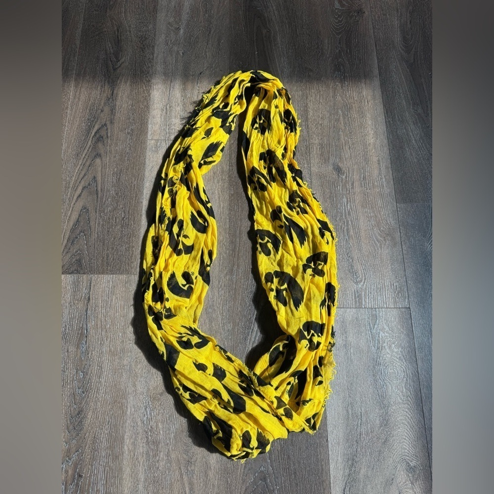Iowa Hawkeyes Infiniti scarf. Excellent used condition. Lightweight.